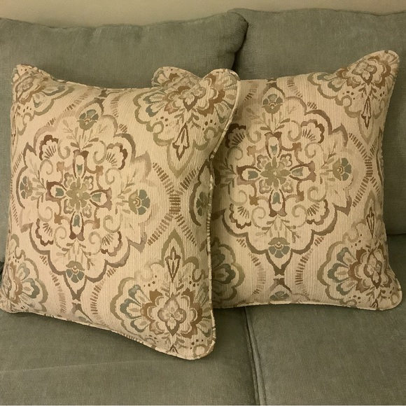 NWOT! Stunning, set of 2 custom made throw pillows from La-Z-Boy - Picture 2 of 9